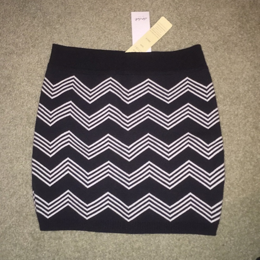 NWT Black and White Zig Zag Body-con Knit Skirt